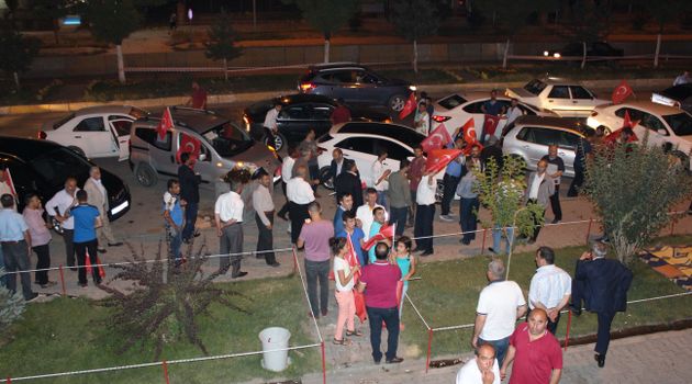 Türkiye'nin dört bir yanında olduğu gibi Bitlis'in Güroymak ilçesinde de vatandaşlar, darbe girişimine tepki göstermek için sokaklara döküldü. 