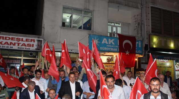 Türkiye'nin dört bir yanında olduğu gibi Bitlis'in Güroymak ilçesinde de vatandaşlar, darbe girişimine tepki göstermek için sokaklara döküldü. 
