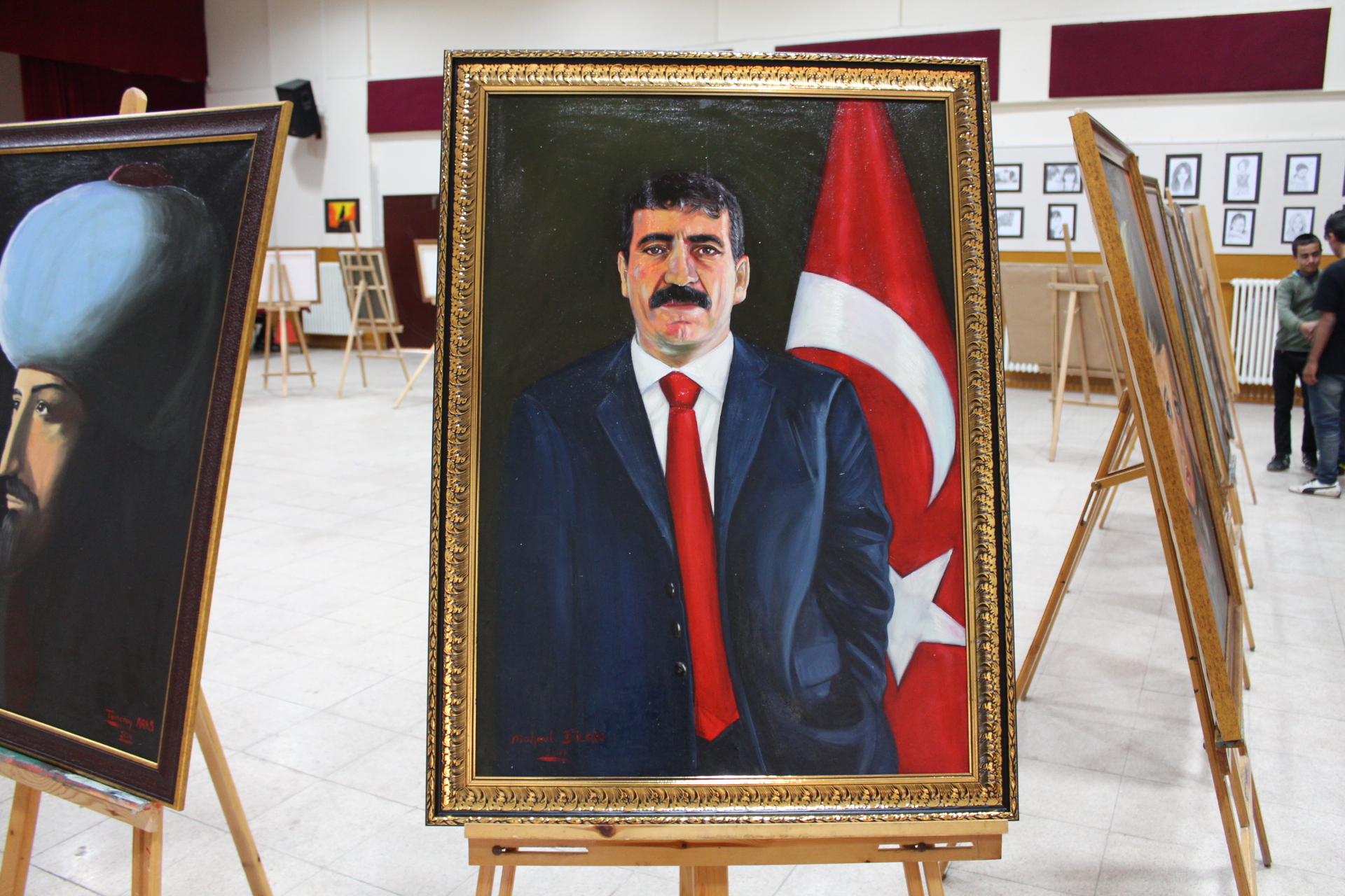 Bitlis İl Milli Eğitim Müdürü Mehmet Emin Korkmaz ve Güroymak Milli Eğitim Şube Müdürü Serdar Ergün Güroymak Yatılı Bölge Ortaokulu'nda açılan resim sergisini ziyaret etti.
