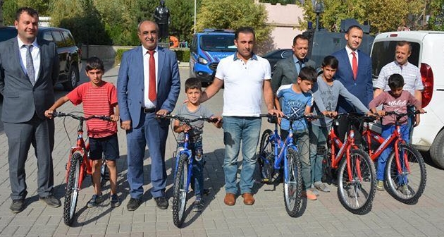 Çevreci öğrencilere bisiklet hediye edildi