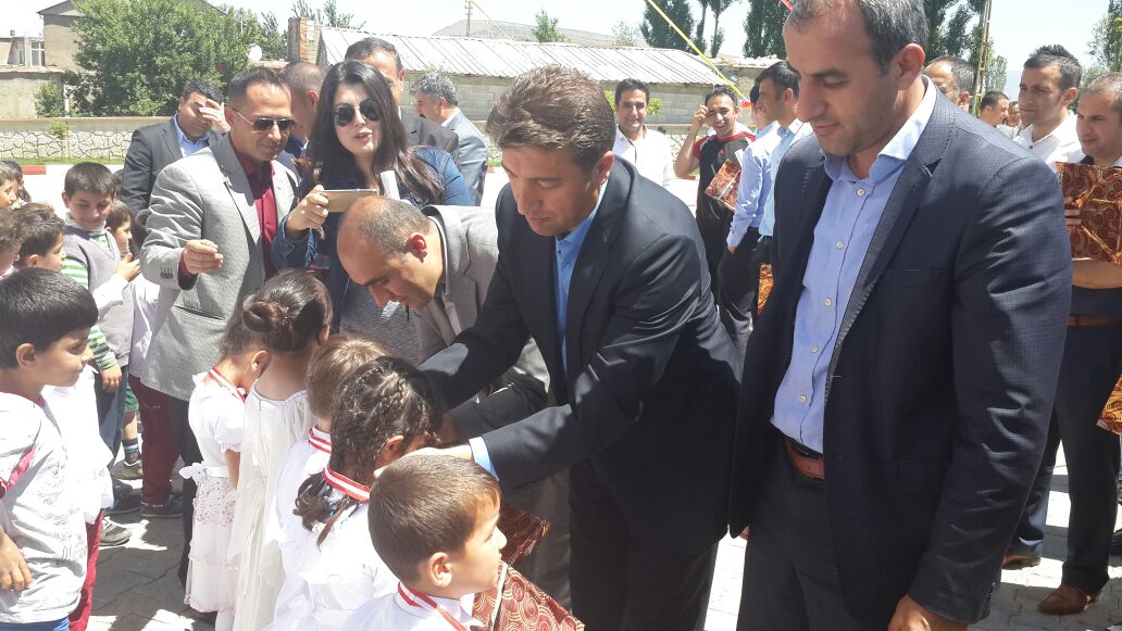 Güroymak'ta okuma yazmayı yeni öğrenen 1. sınıflar için hazırlanan okuma şenliğinde minikler tarafından çeşitli etkinlikler düzenlendi.
