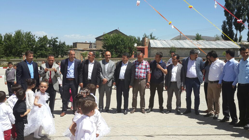 Güroymak'ta okuma yazmayı yeni öğrenen 1. sınıflar için hazırlanan okuma şenliğinde minikler tarafından çeşitli etkinlikler düzenlendi.
