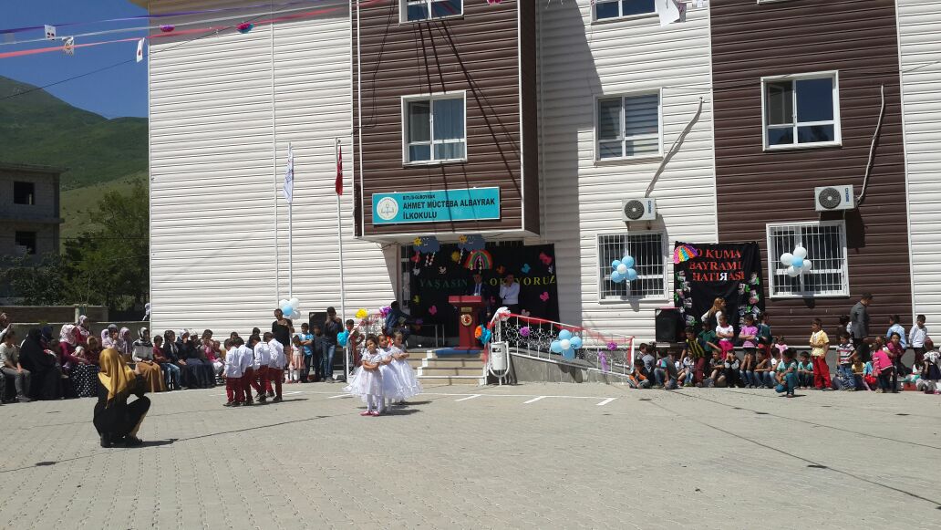Güroymak'ta okuma yazmayı yeni öğrenen 1. sınıflar için hazırlanan okuma şenliğinde minikler tarafından çeşitli etkinlikler düzenlendi.

