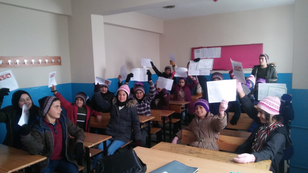 Günkırı Belediye Başkanı İlhan Çetinsoy'un desteği ile Beldede eğitim gören 1250 öğrenciye bere ve eldiven dağıtıldı.
