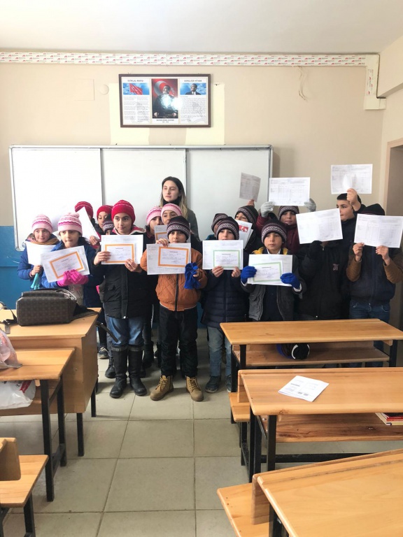 Günkırı Belediye Başkanı İlhan Çetinsoy'un desteği ile Beldede eğitim gören 1250 öğrenciye bere ve eldiven dağıtıldı.
