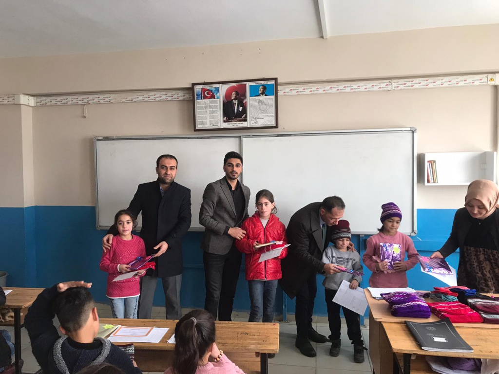 Günkırı Belediye Başkanı İlhan Çetinsoy'un desteği ile Beldede eğitim gören 1250 öğrenciye bere ve eldiven dağıtıldı.
