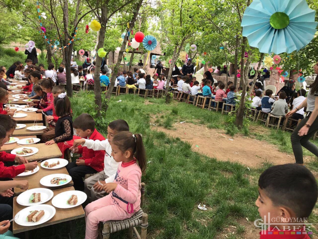 Günkırı Anaokulu tarafından bu yıl ikincisi düzenlenen ve büyük ilgi gören ‘Okul Öncesi Şenliği’ adlı program Güroymak İlçe merkezinde bulunan Şelale Aile Çay Bahçesinde gerçekleşti.
