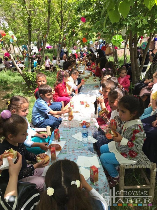 Günkırı Anaokulu tarafından bu yıl ikincisi düzenlenen ve büyük ilgi gören ‘Okul Öncesi Şenliği’ adlı program Güroymak İlçe merkezinde bulunan Şelale Aile Çay Bahçesinde gerçekleşti.
