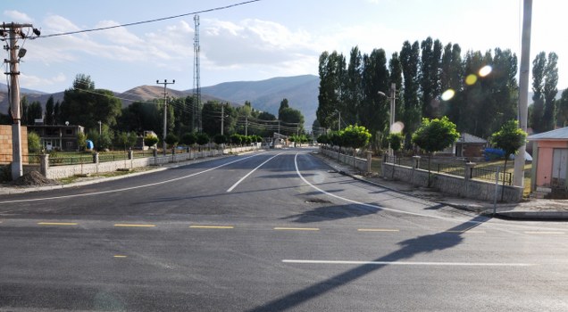 Yol yapım çalışmalarını aralıksız sürdüren ve belde içerisinde bu dönem içerisinde yaklaşık 110 bin metre kare kilitli parke taşı döşeten Günkırı Belediyesi, belde anayoluna BSK (Sıcak Asfalt) dökerek, bu yola yepyeni bir görünüm kazandırdı.