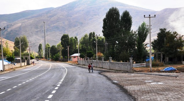 Yol yapım çalışmalarını aralıksız sürdüren ve belde içerisinde bu dönem içerisinde yaklaşık 110 bin metre kare kilitli parke taşı döşeten Günkırı Belediyesi, belde anayoluna BSK (Sıcak Asfalt) dökerek, bu yola yepyeni bir görünüm kazandırdı.