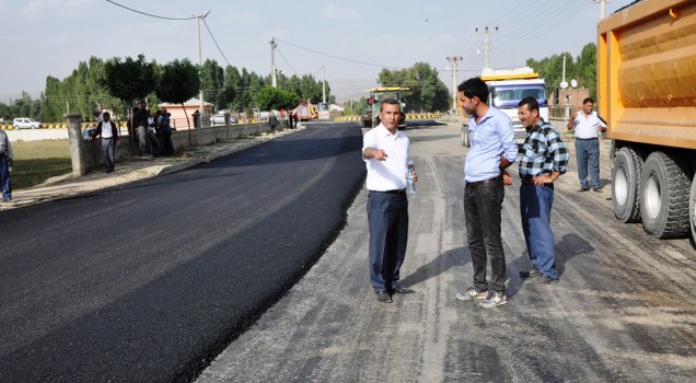 Yol yapım çalışmalarını aralıksız sürdüren ve belde içerisinde bu dönem içerisinde yaklaşık 110 bin metre kare kilitli parke taşı döşeten Günkırı Belediyesi, belde anayoluna BSK (Sıcak Asfalt) dökerek, bu yola yepyeni bir görünüm kazandırdı.