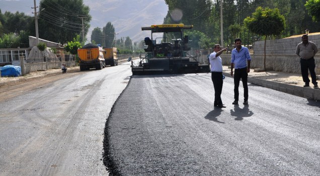 Yol yapım çalışmalarını aralıksız sürdüren ve belde içerisinde bu dönem içerisinde yaklaşık 110 bin metre kare kilitli parke taşı döşeten Günkırı Belediyesi, belde anayoluna BSK (Sıcak Asfalt) dökerek, bu yola yepyeni bir görünüm kazandırdı.