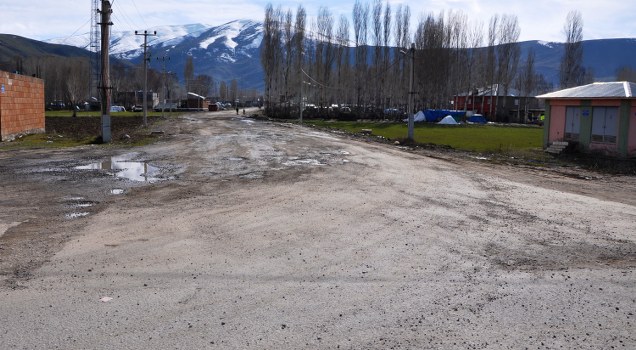 Yol yapım çalışmalarını aralıksız sürdüren ve belde içerisinde bu dönem içerisinde yaklaşık 110 bin metre kare kilitli parke taşı döşeten Günkırı Belediyesi, belde anayoluna BSK (Sıcak Asfalt) dökerek, bu yola yepyeni bir görünüm kazandırdı.