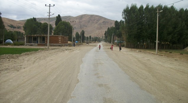 Yol yapım çalışmalarını aralıksız sürdüren ve belde içerisinde bu dönem içerisinde yaklaşık 110 bin metre kare kilitli parke taşı döşeten Günkırı Belediyesi, belde anayoluna BSK (Sıcak Asfalt) dökerek, bu yola yepyeni bir görünüm kazandırdı.