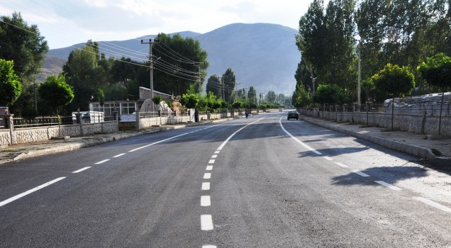 Yol yapım çalışmalarını aralıksız sürdüren ve belde içerisinde bu dönem içerisinde yaklaşık 110 bin metre kare kilitli parke taşı döşeten Günkırı Belediyesi, belde anayoluna BSK (Sıcak Asfalt) dökerek, bu yola yepyeni bir görünüm kazandırdı.