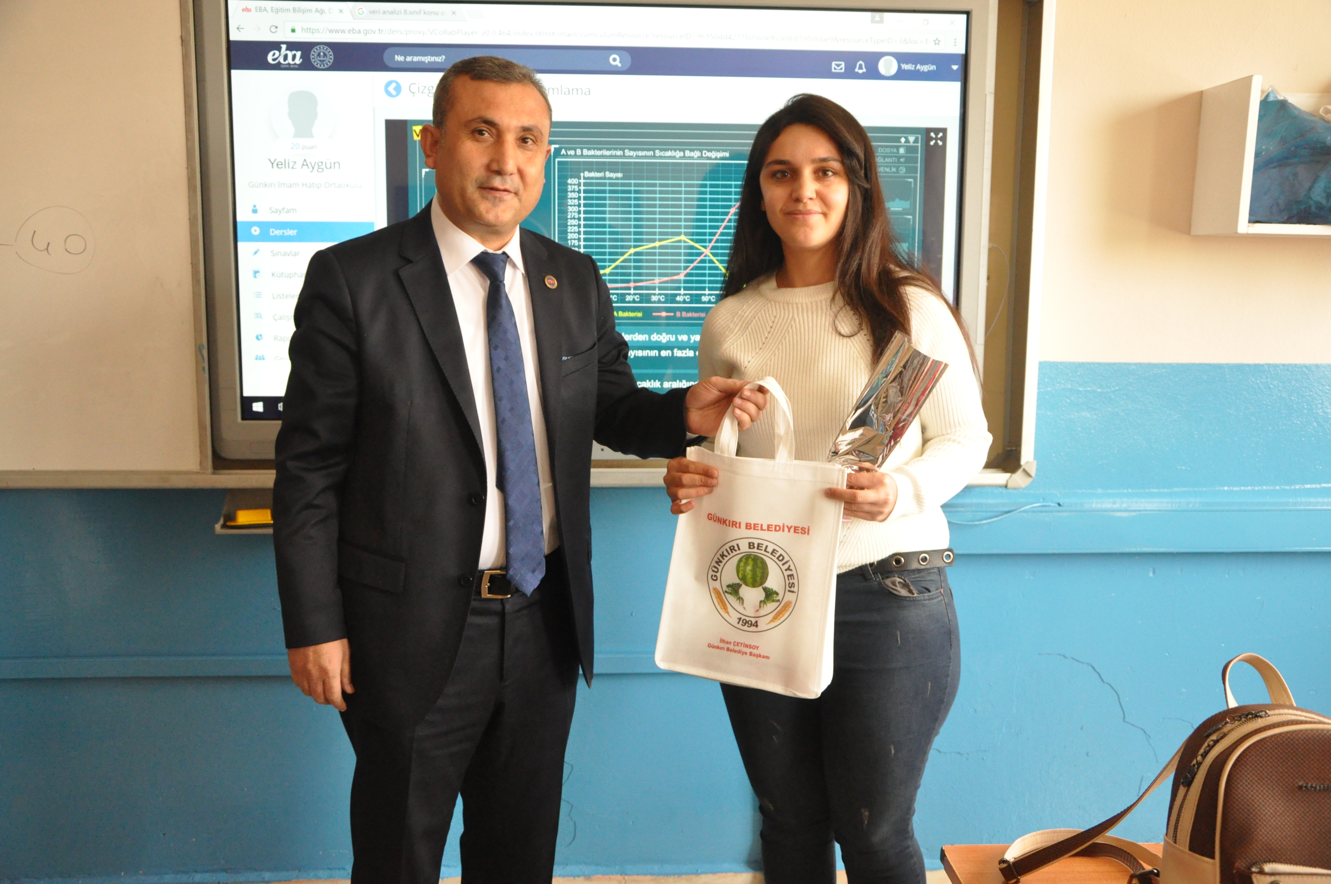 Günkırı Belediye Başkanı İlhan Çetinsoy, 24 Kasım Öğretmenler Günü münasebetiyle Günkırı Beldesinde görev yapan öğretmenler için düzenlediği yemekli programda öğretmenlerle bir araya geldi.