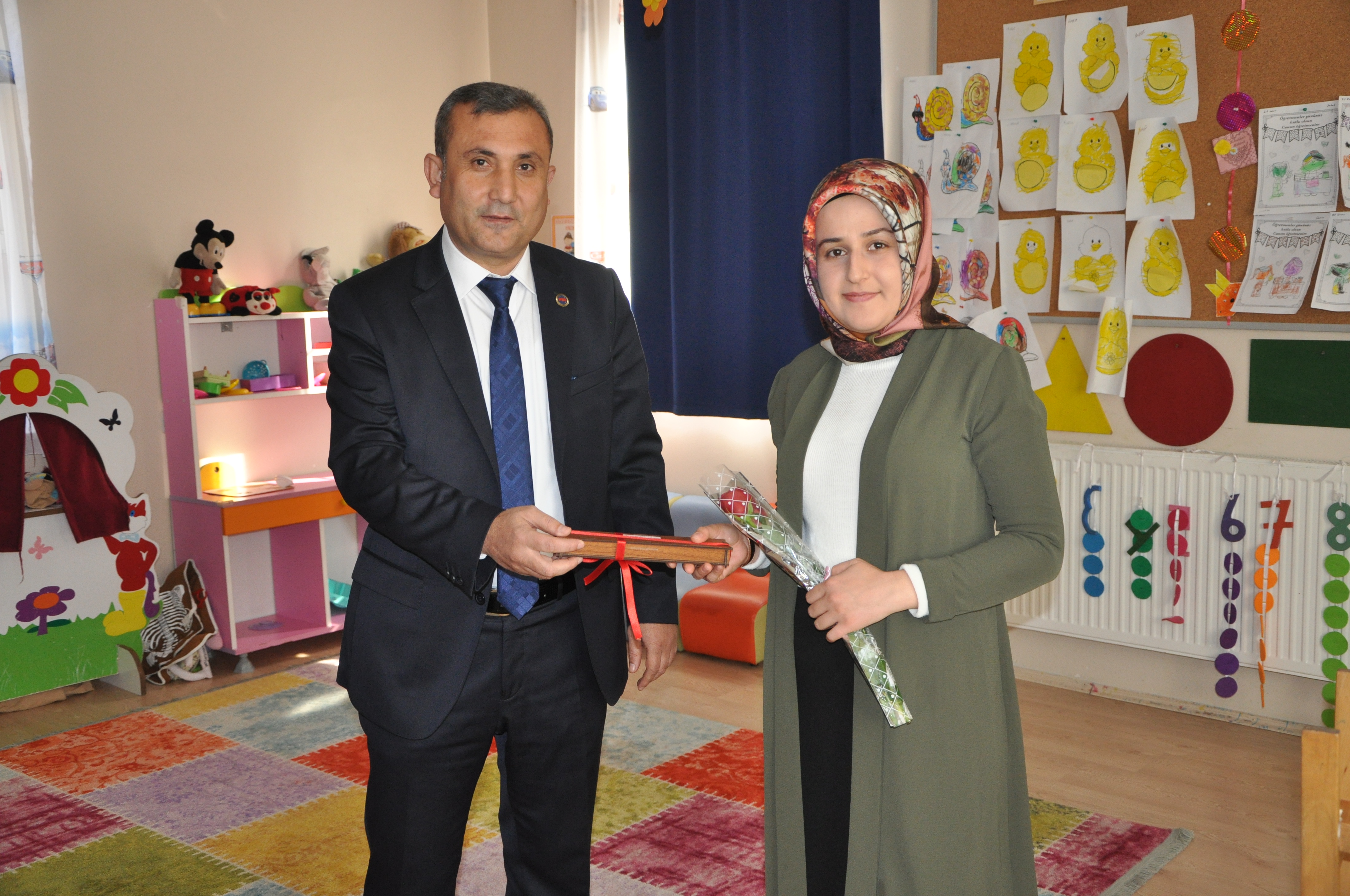 Günkırı Belediye Başkanı İlhan Çetinsoy, 24 Kasım Öğretmenler Günü münasebetiyle Günkırı Beldesinde görev yapan öğretmenler için düzenlediği yemekli programda öğretmenlerle bir araya geldi.