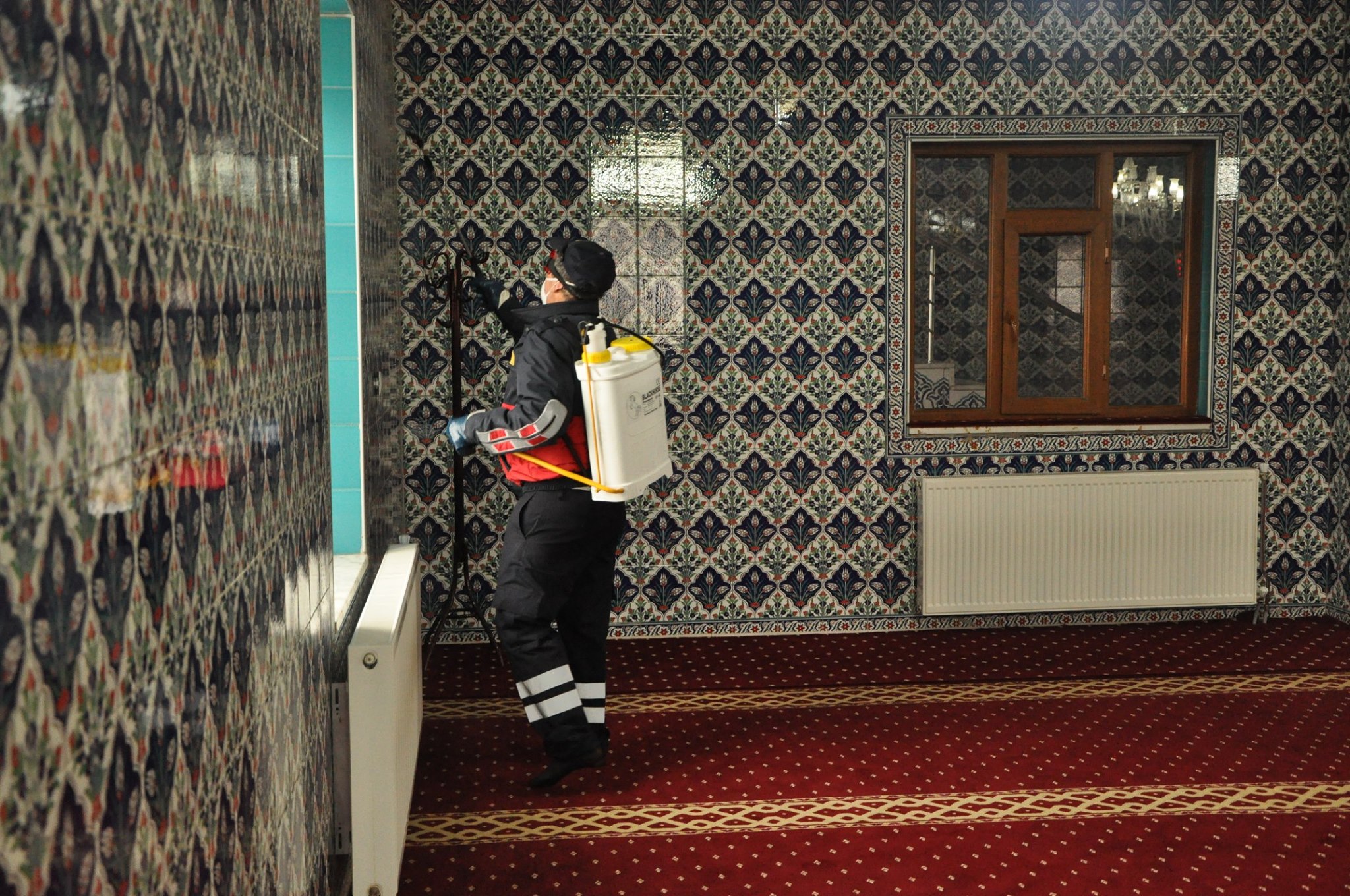 Güroymak ilçesine bağlı Günkırı Belde Belediyesine bağlı ekipler, yeni tip koronavirüse (Kovid-19) karşı vatandaşların yoğun kullandığı alanlarda dezenfekte çalışması yaptı.
