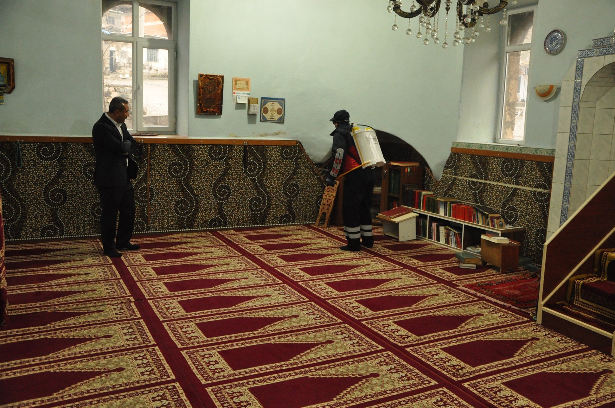 Güroymak ilçesine bağlı Günkırı Belde Belediyesine bağlı ekipler, yeni tip koronavirüse (Kovid-19) karşı vatandaşların yoğun kullandığı alanlarda dezenfekte çalışması yaptı.
