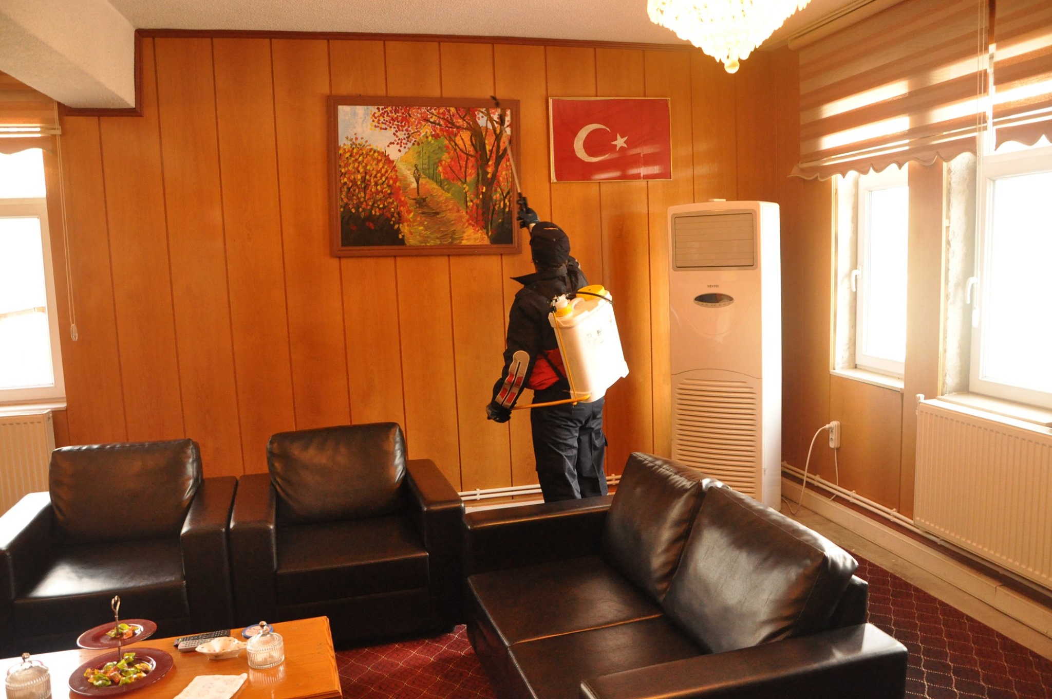 Güroymak ilçesine bağlı Günkırı Belde Belediyesine bağlı ekipler, yeni tip koronavirüse (Kovid-19) karşı vatandaşların yoğun kullandığı alanlarda dezenfekte çalışması yaptı.
