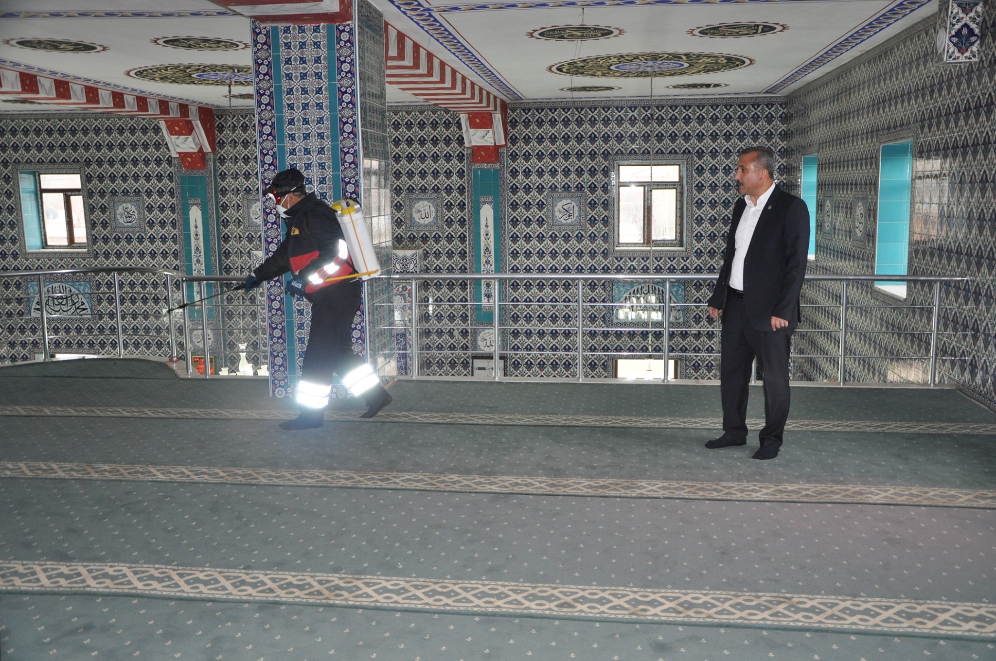 Güroymak ilçesine bağlı Günkırı Belde Belediyesine bağlı ekipler, yeni tip koronavirüse (Kovid-19) karşı vatandaşların yoğun kullandığı alanlarda dezenfekte çalışması yaptı.
