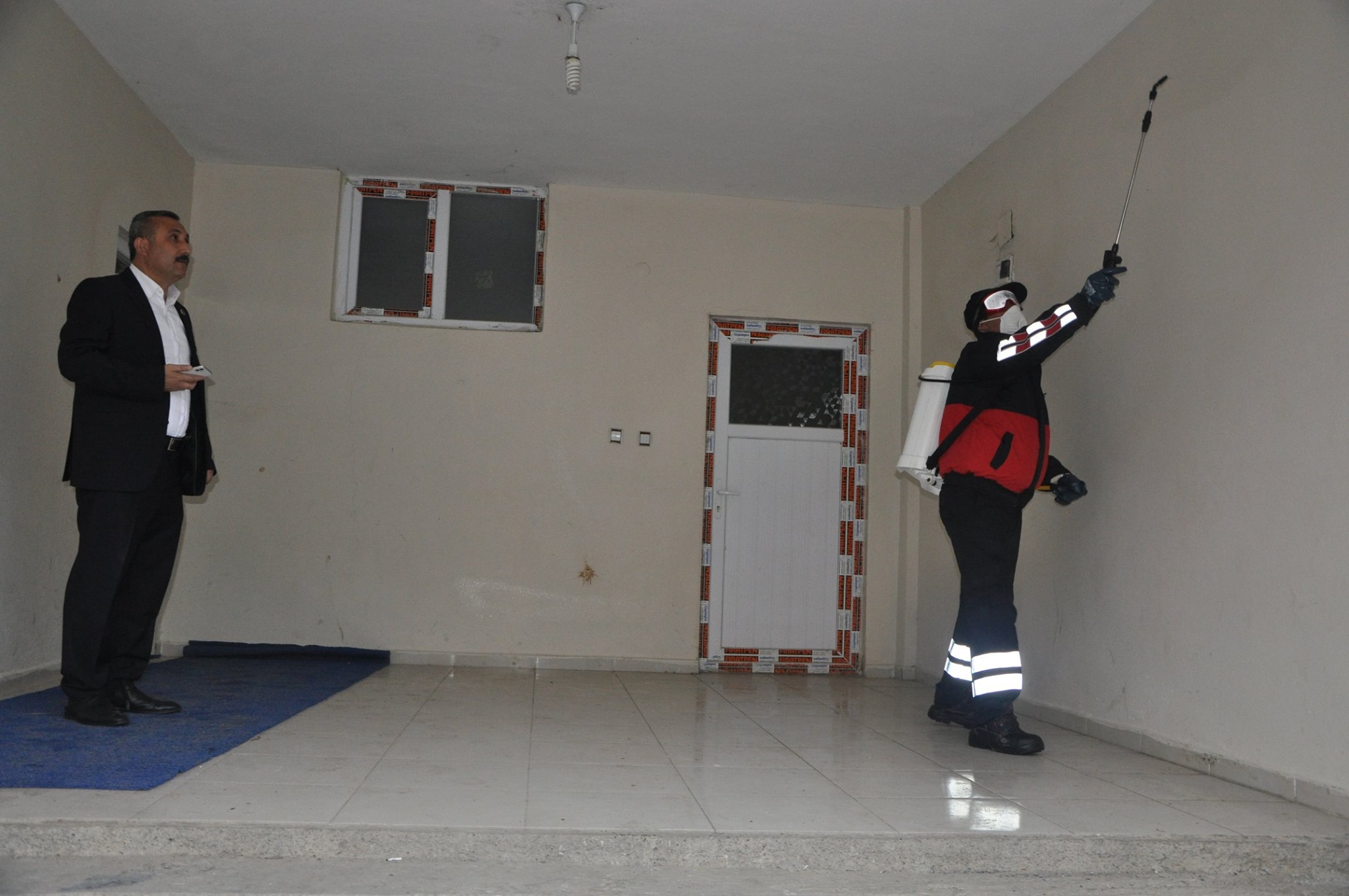 Güroymak ilçesine bağlı Günkırı Belde Belediyesine bağlı ekipler, yeni tip koronavirüse (Kovid-19) karşı vatandaşların yoğun kullandığı alanlarda dezenfekte çalışması yaptı.

