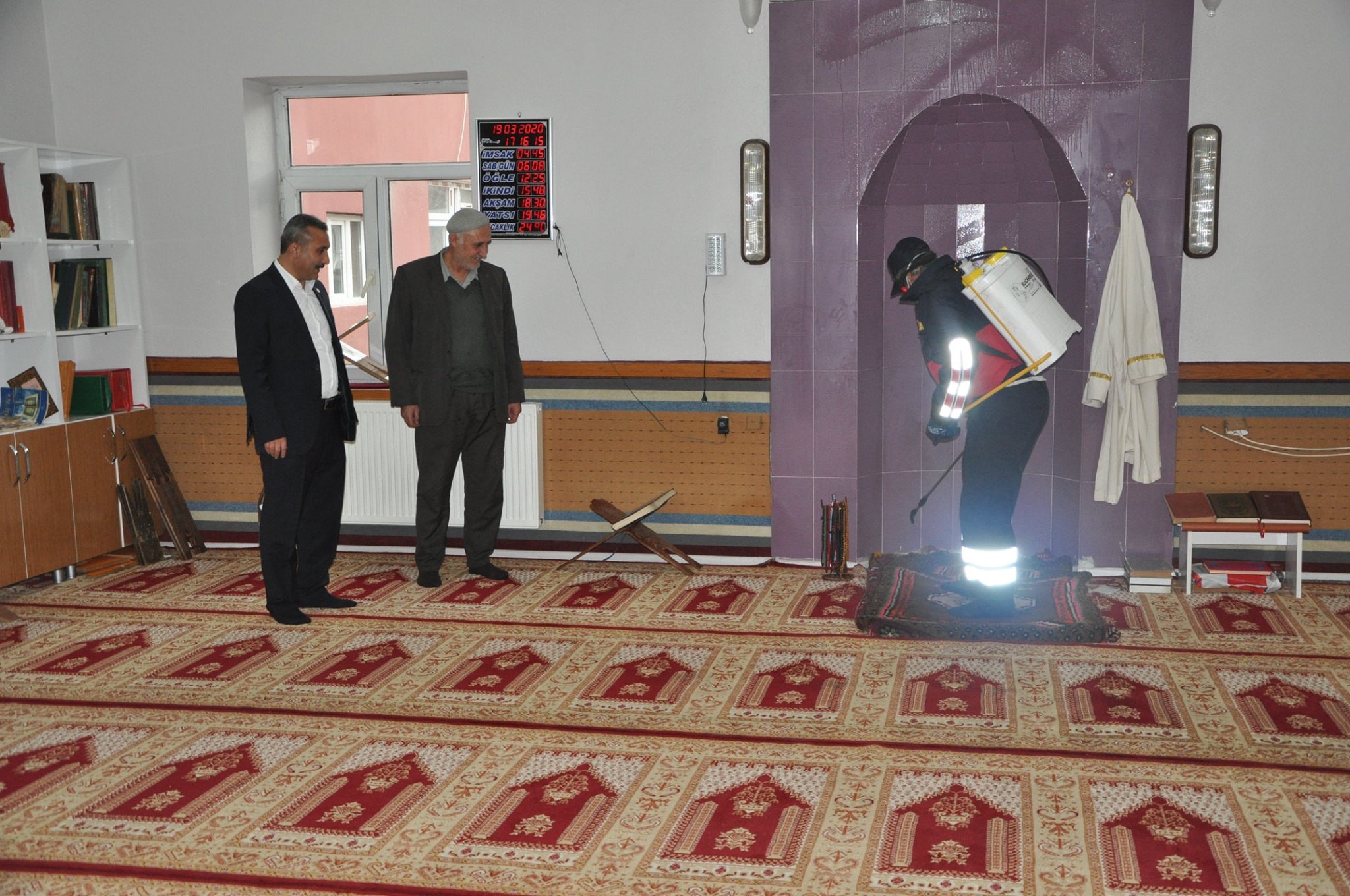 Güroymak ilçesine bağlı Günkırı Belde Belediyesine bağlı ekipler, yeni tip koronavirüse (Kovid-19) karşı vatandaşların yoğun kullandığı alanlarda dezenfekte çalışması yaptı.
