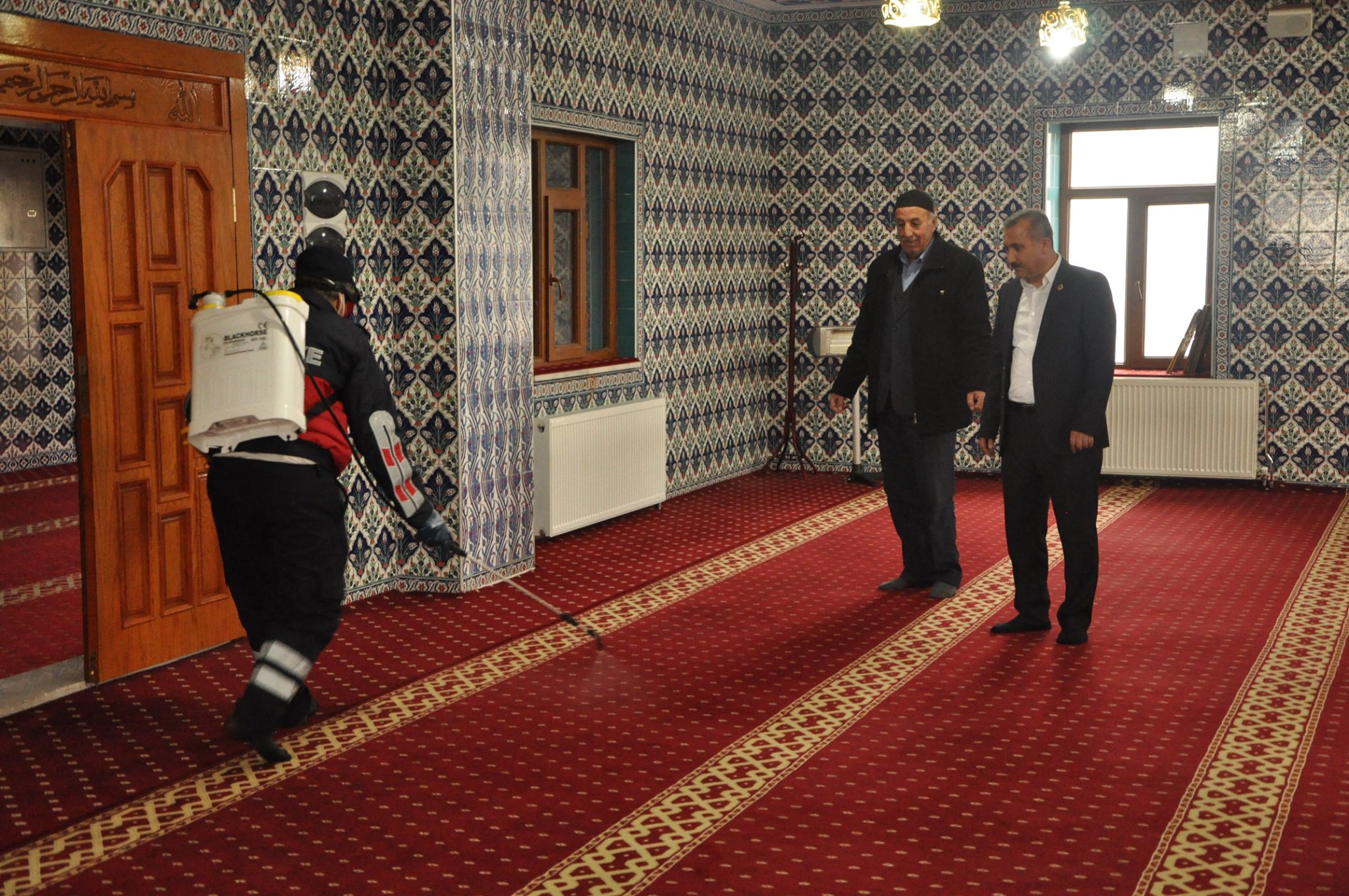 Güroymak ilçesine bağlı Günkırı Belde Belediyesine bağlı ekipler, yeni tip koronavirüse (Kovid-19) karşı vatandaşların yoğun kullandığı alanlarda dezenfekte çalışması yaptı.
