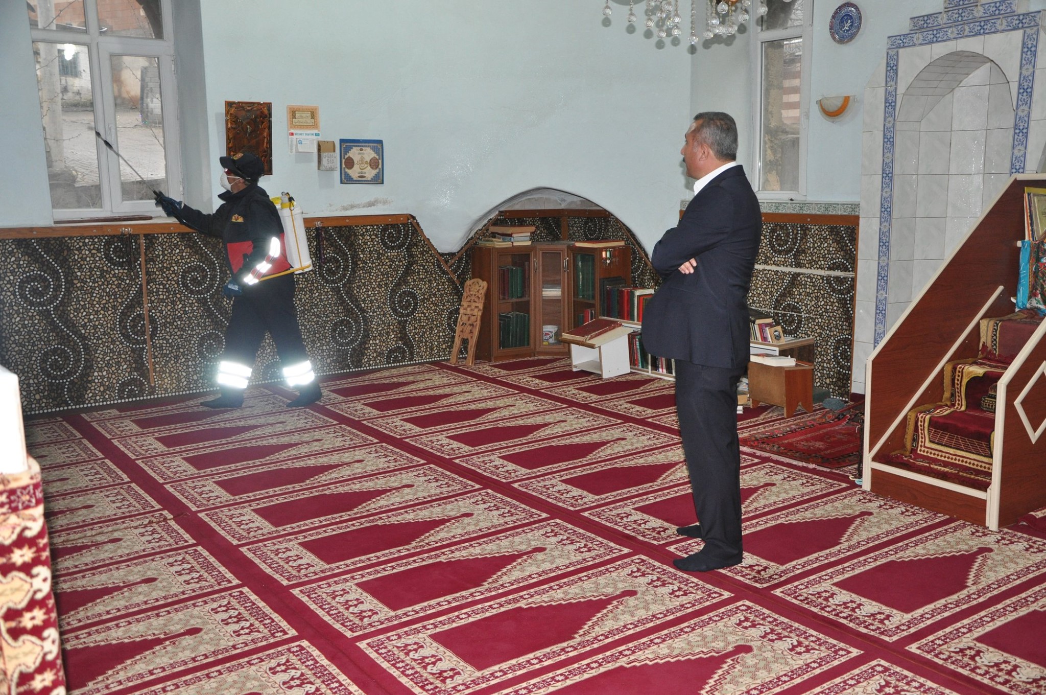 Güroymak ilçesine bağlı Günkırı Belde Belediyesine bağlı ekipler, yeni tip koronavirüse (Kovid-19) karşı vatandaşların yoğun kullandığı alanlarda dezenfekte çalışması yaptı.
