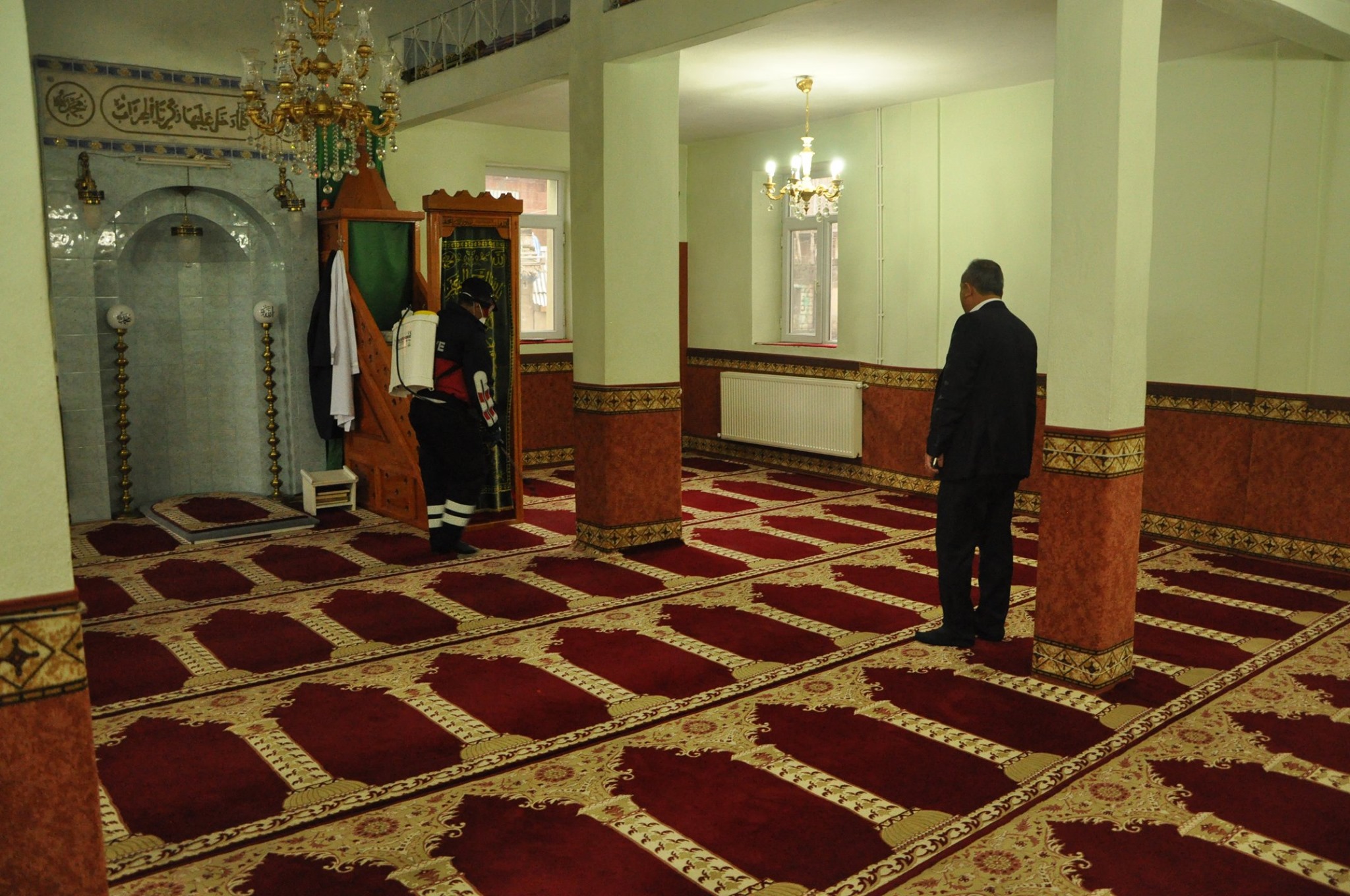 Güroymak ilçesine bağlı Günkırı Belde Belediyesine bağlı ekipler, yeni tip koronavirüse (Kovid-19) karşı vatandaşların yoğun kullandığı alanlarda dezenfekte çalışması yaptı.
