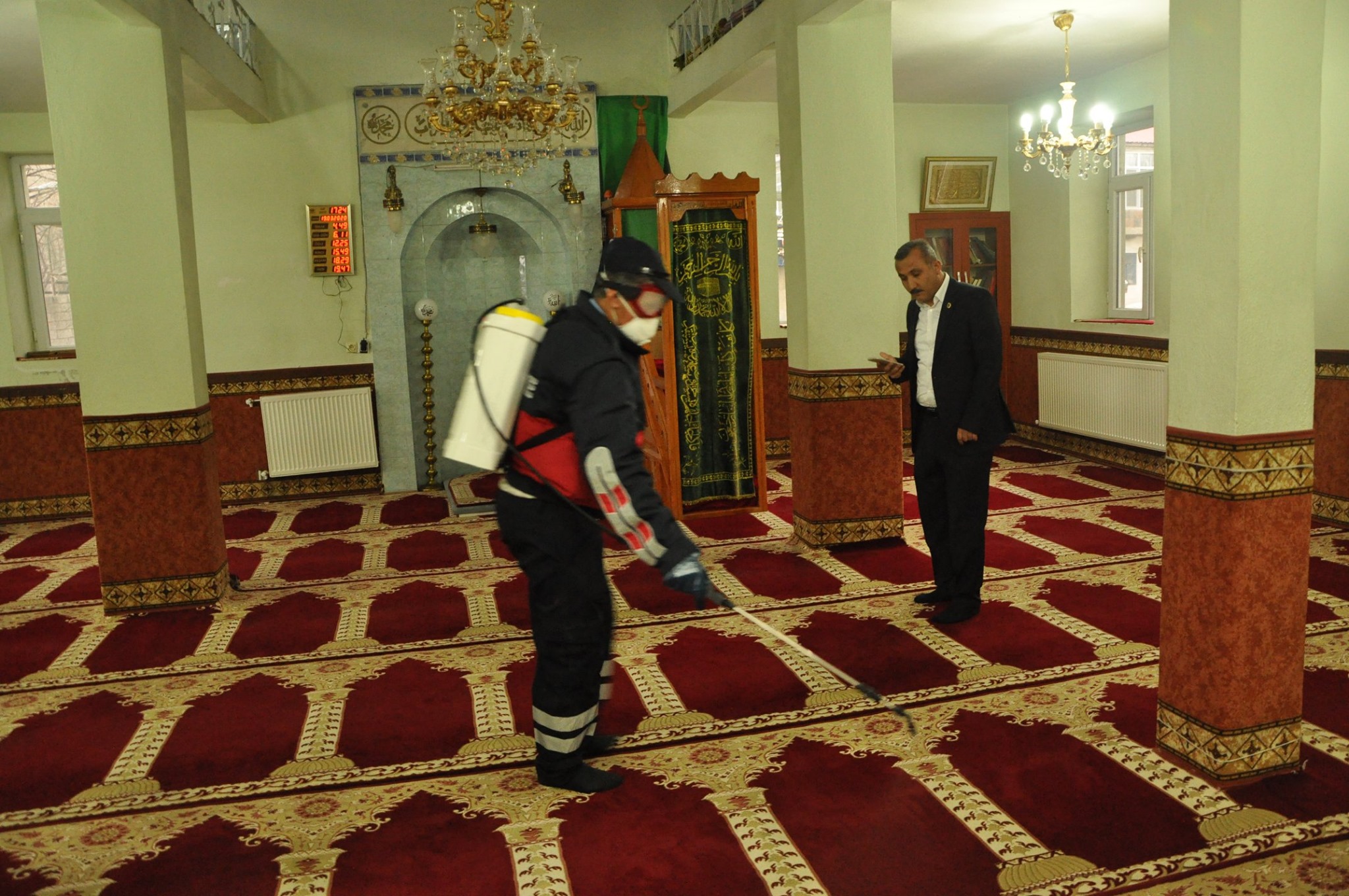 Güroymak ilçesine bağlı Günkırı Belde Belediyesine bağlı ekipler, yeni tip koronavirüse (Kovid-19) karşı vatandaşların yoğun kullandığı alanlarda dezenfekte çalışması yaptı.
