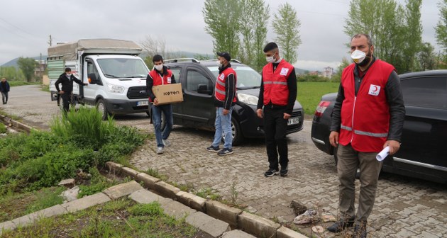 Türk Kızılayı, Güroymak ilçesinde ihtiyaç sahibi ailelere gıda, nakdi yardımı ve hijyen paketi yardımında bulundu.