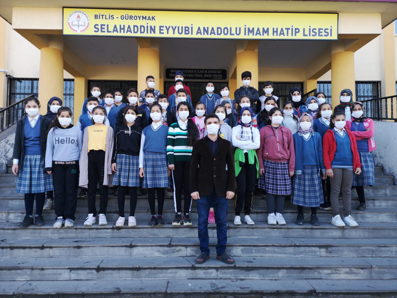 Güroymak Selahaddin Eyyubi Anadolu İmam Hatip Lisesi öğretmen ve öğrencileri, 2-8 Kasım Lösemili Çocuklar Haftası için maskelerini takıp Türkiye çapında gerçekleştirilen farkındalık kampanyasına katıldı.
