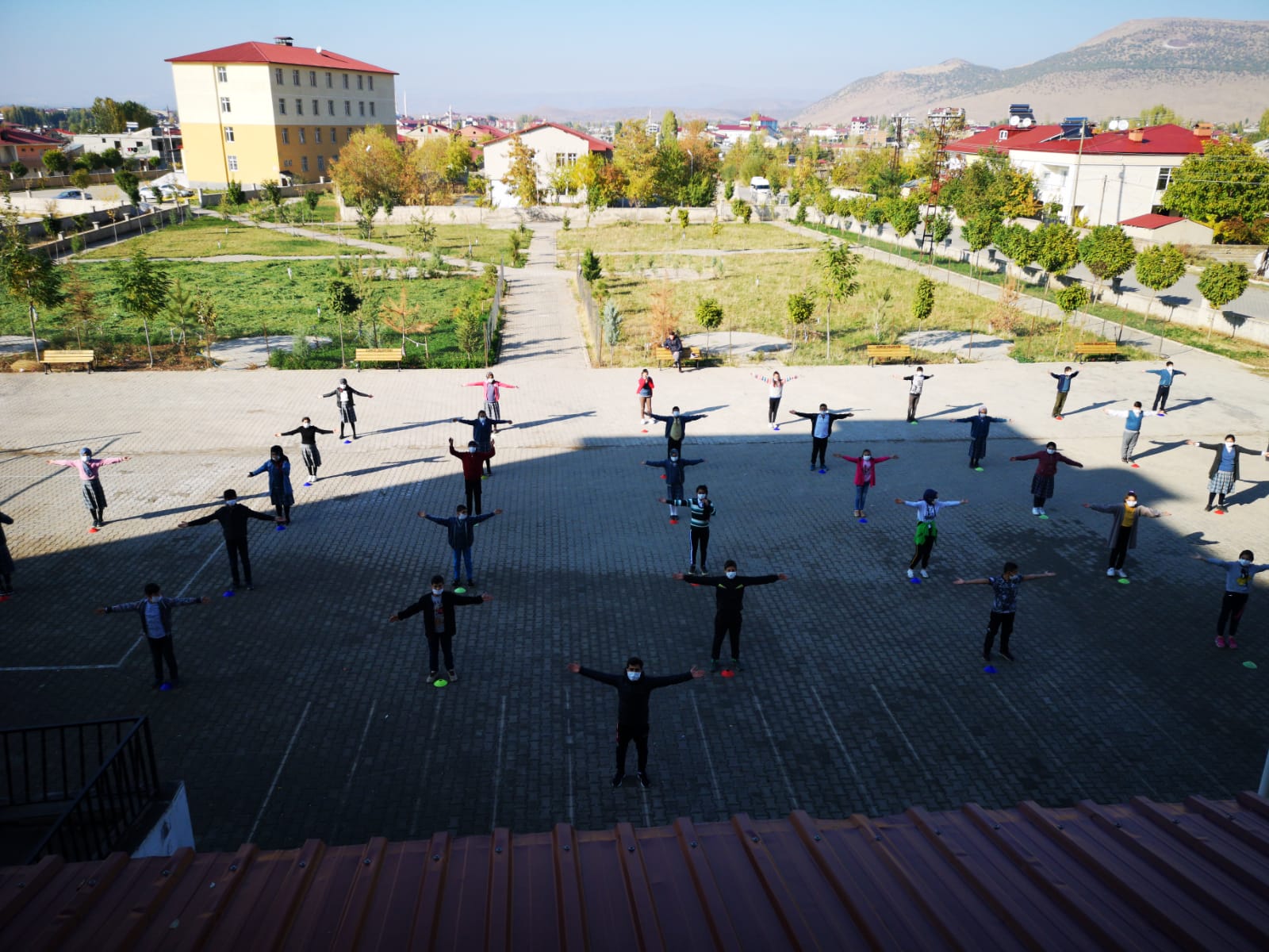 Güroymak Selahaddin Eyyubi Anadolu İmam Hatip Lisesi öğretmen ve öğrencileri, 2-8 Kasım Lösemili Çocuklar Haftası için maskelerini takıp Türkiye çapında gerçekleştirilen farkındalık kampanyasına katıldı.
