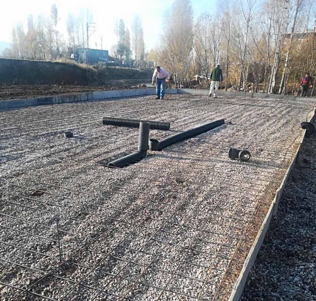 Güroymak Belediyesi tarafından Bağlar Mahallesinde 4.700 metre kare alan üzerinde, 200 metre karelik kapalı mezbahane binasının 600 Bin TL maliyetli inşaat temeli atıldı.
