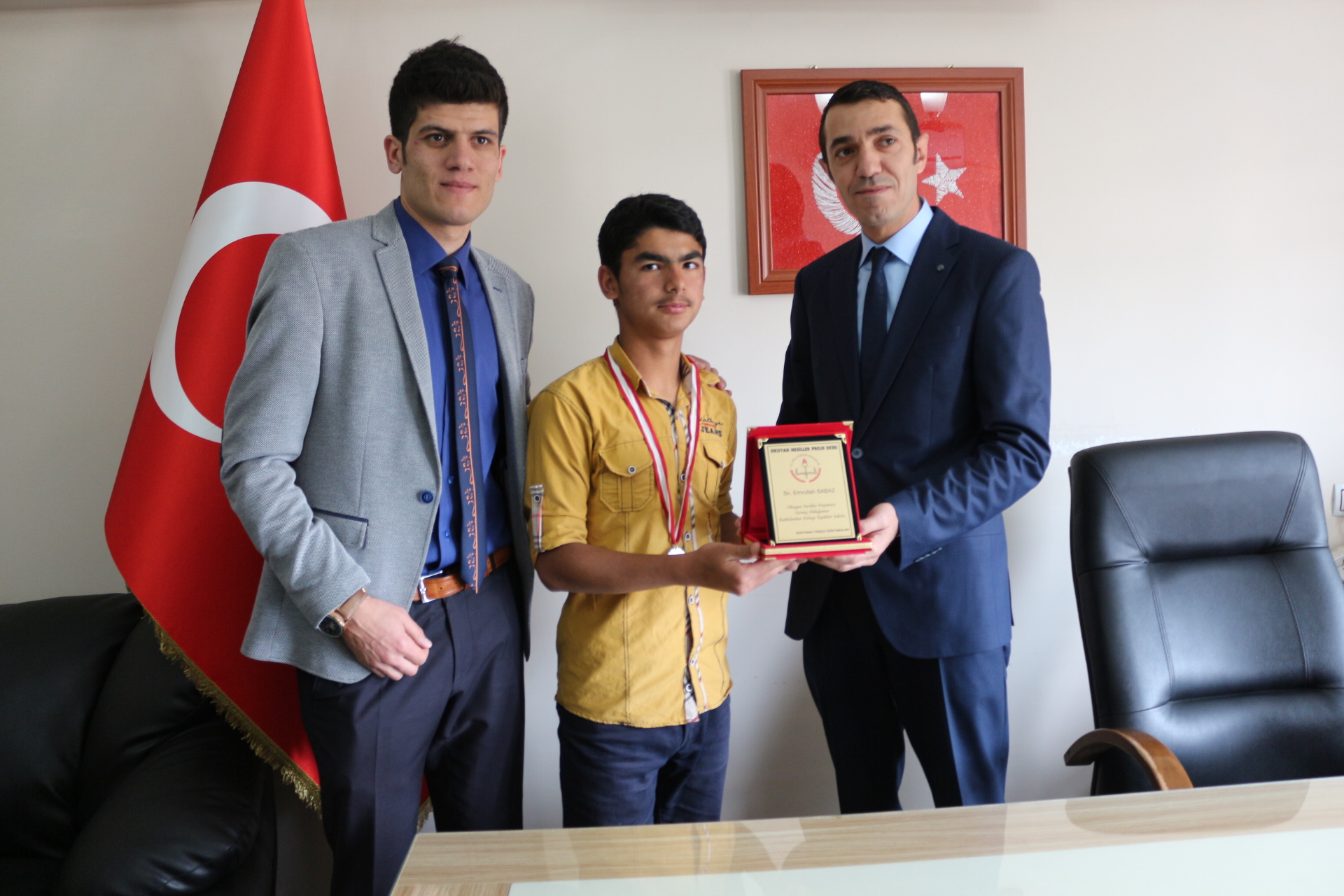 Güroymak ilçesinde görev yapan Türkçe Öğretmenleri tarafından "Okuyan Nesiller" projesi altında dereceye giren öğrencileri ödüllendirdi.