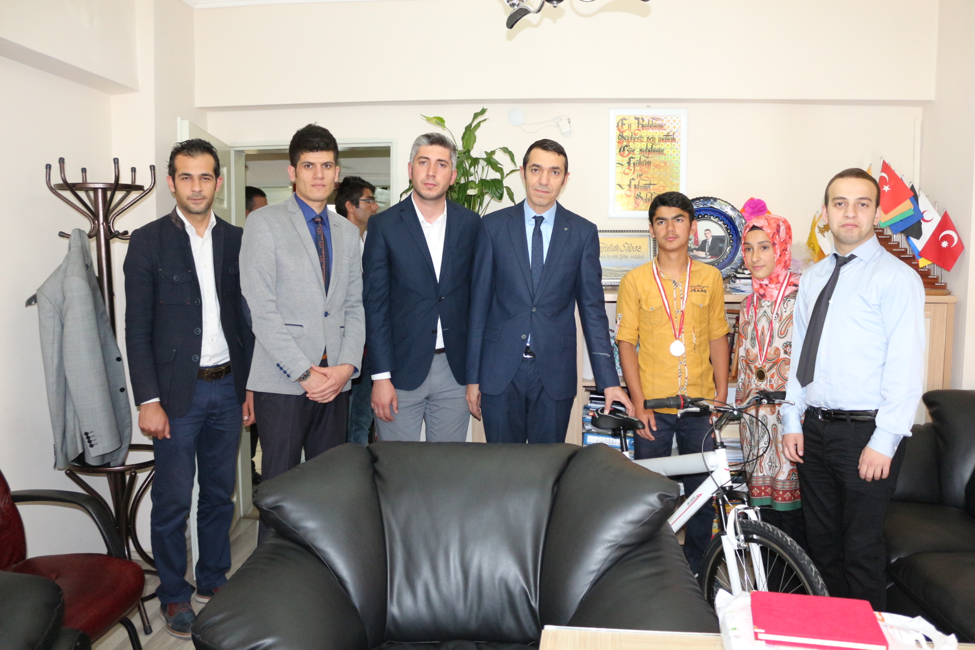 Güroymak ilçesinde görev yapan Türkçe Öğretmenleri tarafından "Okuyan Nesiller" projesi altında dereceye giren öğrencileri ödüllendirdi.