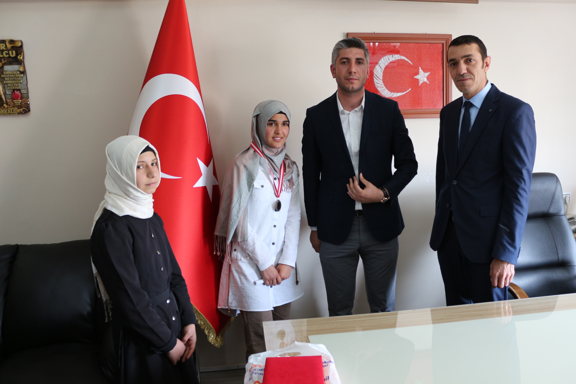 Güroymak ilçesinde görev yapan Türkçe Öğretmenleri tarafından "Okuyan Nesiller" projesi altında dereceye giren öğrencileri ödüllendirdi.