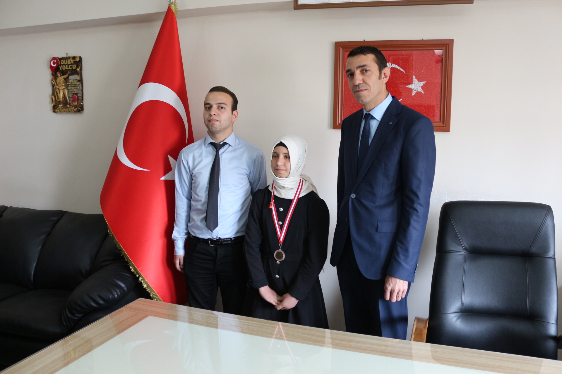 Güroymak ilçesinde görev yapan Türkçe Öğretmenleri tarafından "Okuyan Nesiller" projesi altında dereceye giren öğrencileri ödüllendirdi.