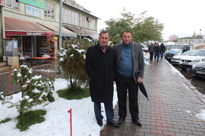 Güroymak ilçesinde iki gündür etkisini sürdüren sağanak, yerini kar yağışına bıraktı.
