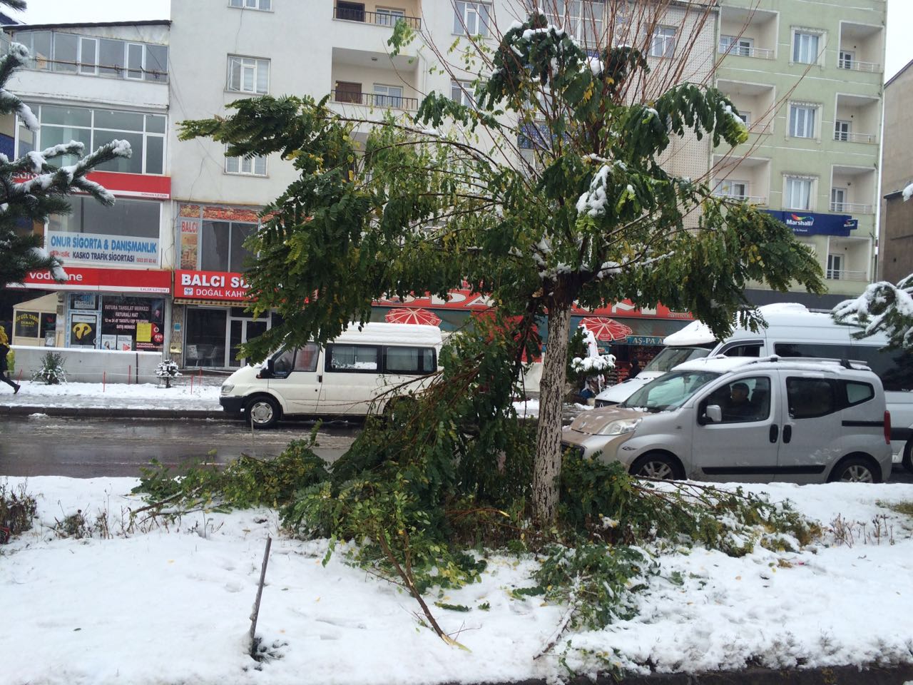 Güroymak ilçesinde iki gündür etkisini sürdüren sağanak, yerini kar yağışına bıraktı.
