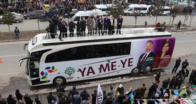 HDP Eş Genel Başkanı Sezai Temelli 31 Mart Yerel seçimleri mitingleri kapsamında Bitlis’in Güroymak ilçesinde büro açılışını yaparak açıklamalarda bulundu.
