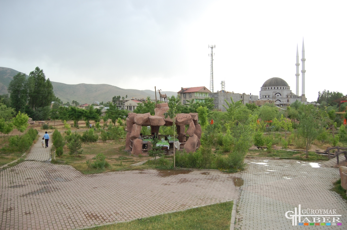 Güroymak çarşı merkez de bulunan şelale parkı resimleri