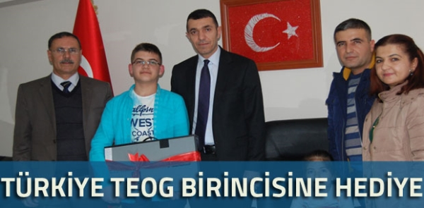 Güroymak'ta TEOG Türkiye birincisine hediye verildi