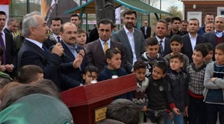 Bakan Yardımcısı Ersoy Güroymak'ta Semt Sahaların Açılışını Yaptı