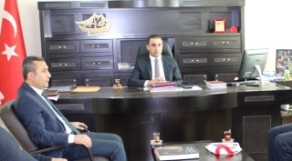 Bitlis Platformu'ndan Güroymak Kaymakamı Alibeyoğlu'na plaket