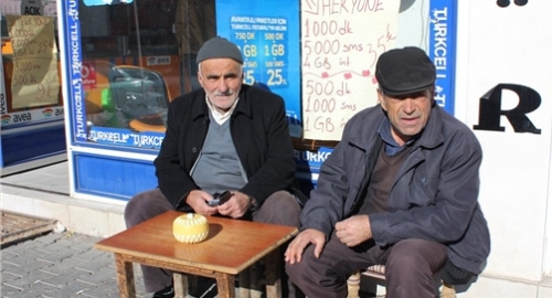 Bölgede soğuk ve karlı hava etkili olurken, Güroymak ilçesinde yazdan kalma günler yaşanıyor. 