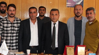 Günkırı Beldesi Spor Kulübü tarafından Başkan Çetinsoy'a plaket