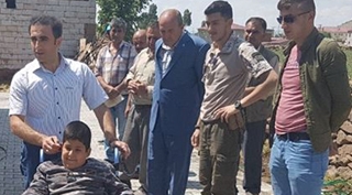 Güroymak Belediyesi engelli çocuk için parke yol yaptı