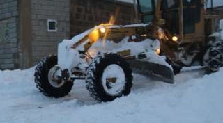 Güroymak Belediyesi'nin karla mücadele çalışmaları sürüyor